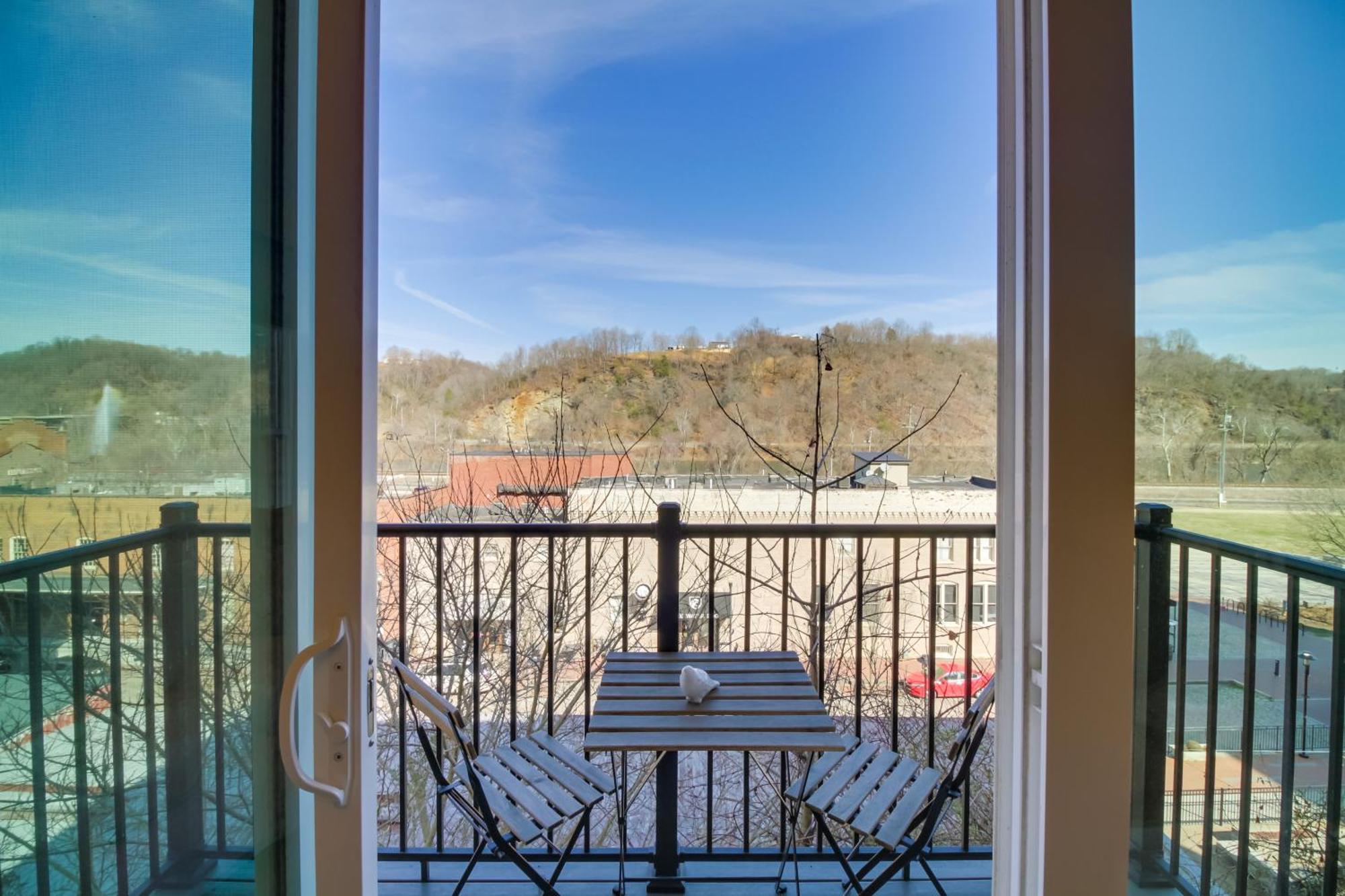 Walkable Lynchburg Condo With Private Balcony Exterior photo