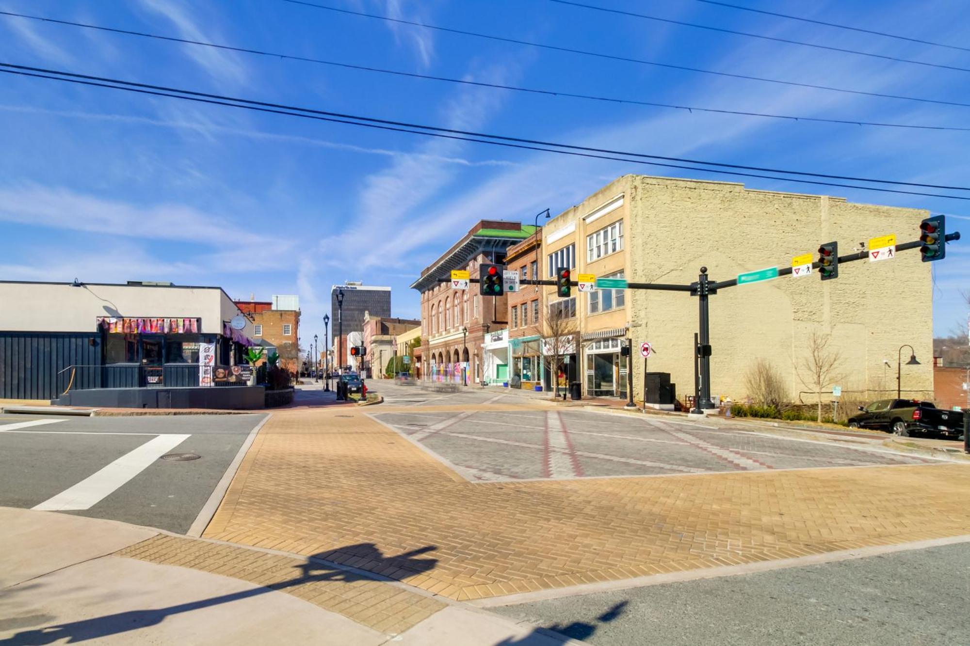 Walkable Lynchburg Condo With Private Balcony Exterior photo