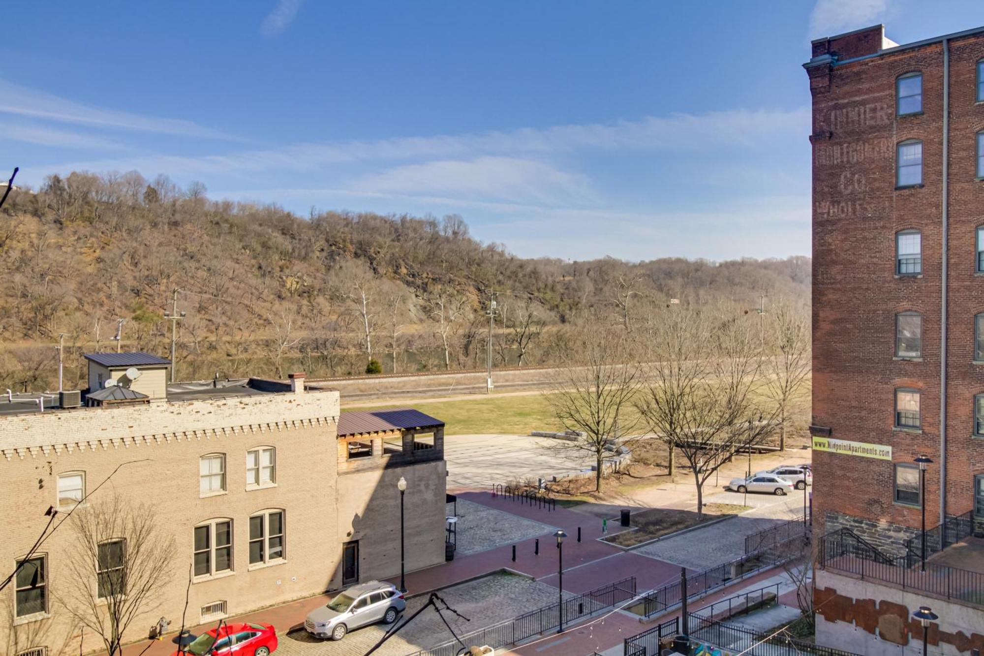 Walkable Lynchburg Condo With Private Balcony Exterior photo