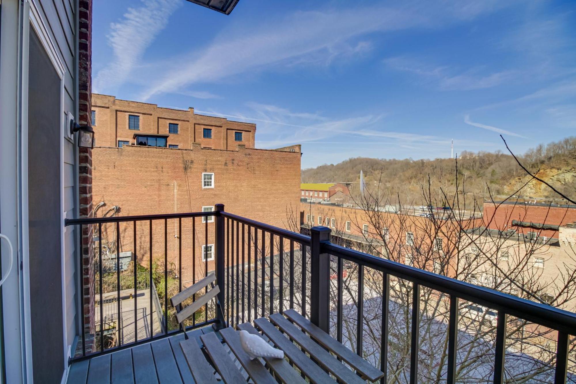 Walkable Lynchburg Condo With Private Balcony Exterior photo