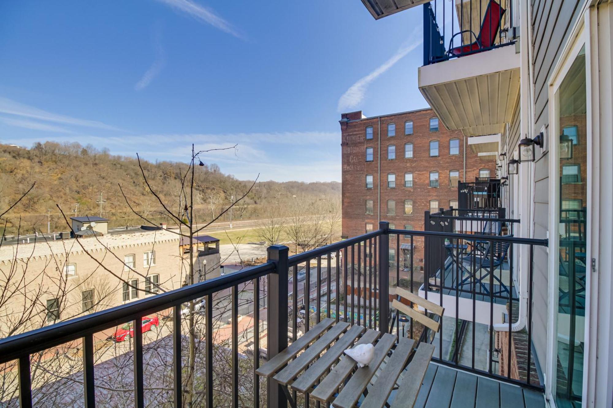 Walkable Lynchburg Condo With Private Balcony Exterior photo